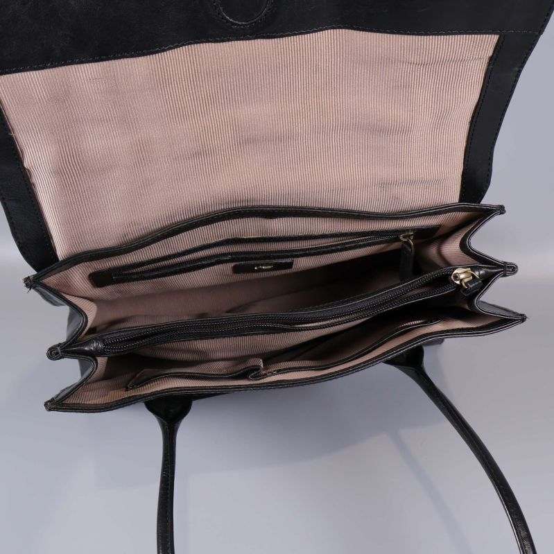 Väska med öppen insida och flera innerfack samt dragkedja