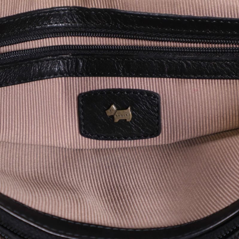 Närbild på hundemblem i mässing på ljus insida