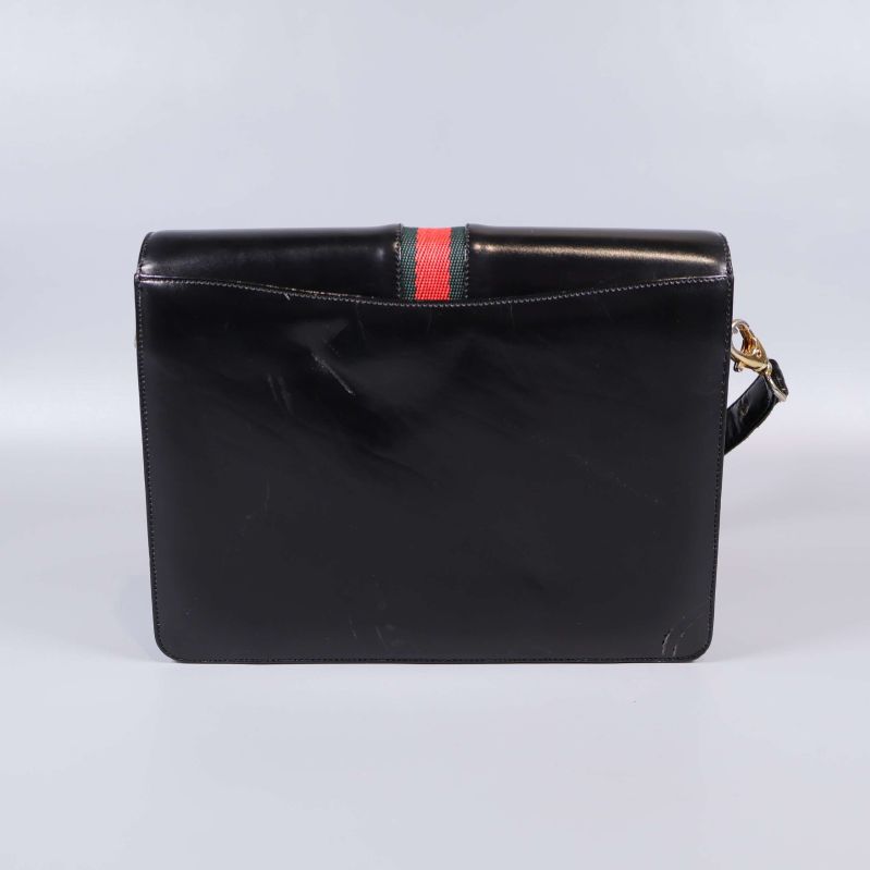 Baksidan av svart axelremsväska 