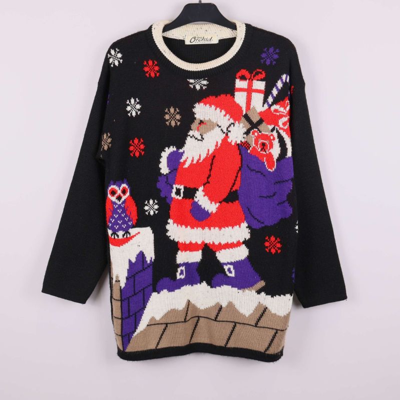 Stickad jultröja med tomtemotiv och färgglada detaljer framifrån