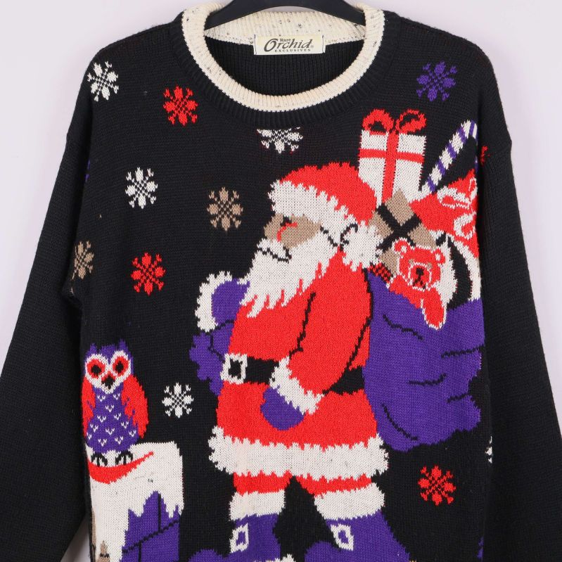 Övre delen av jultröjan med tomte, snöflingor och julklappar