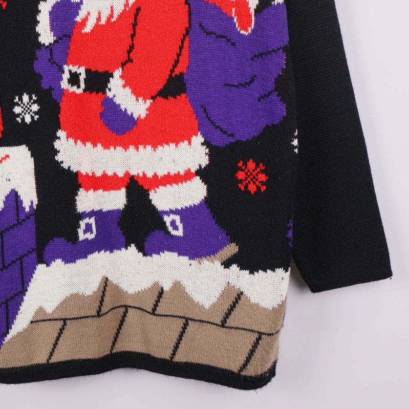 Nedre del av tröjan med tomtens ben och färgglatt snömönster