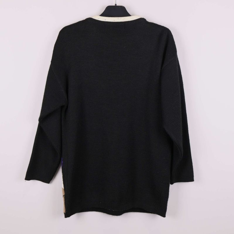 Svart stickad jultröja sedd bakifrån utan mönster