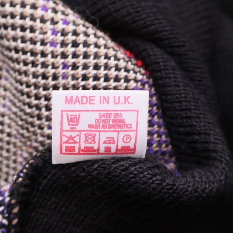 Tvättlapp med text made in U.K. samt tvättsymboler