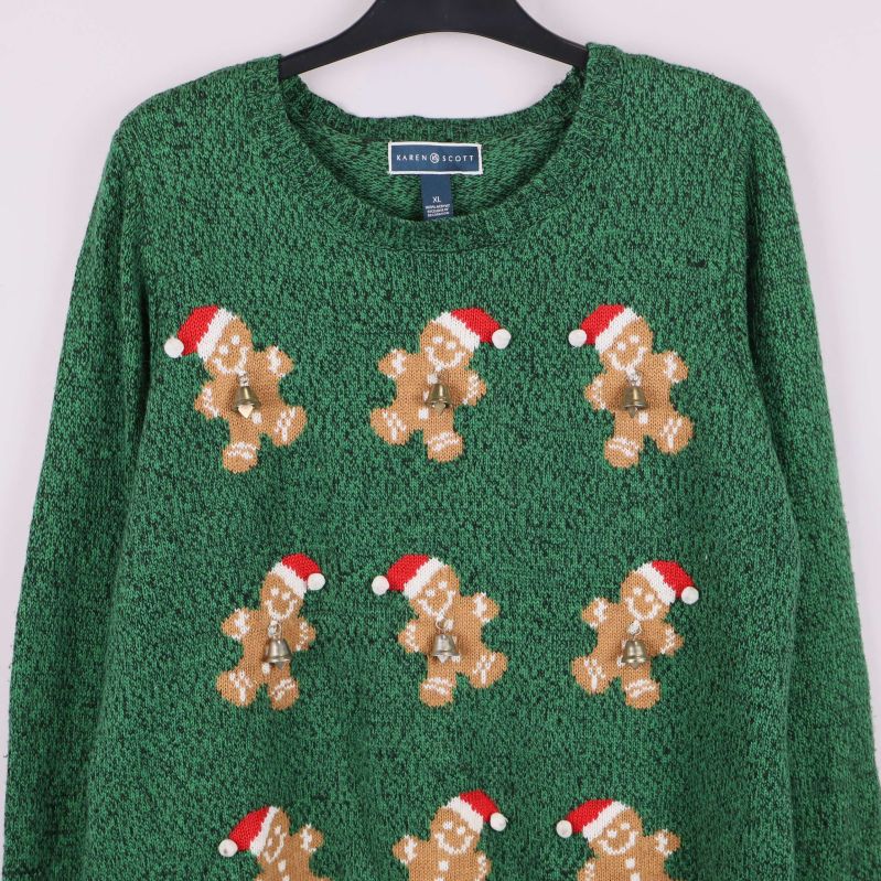 Närbild på halsringning och pepparkaksmotiv framtill