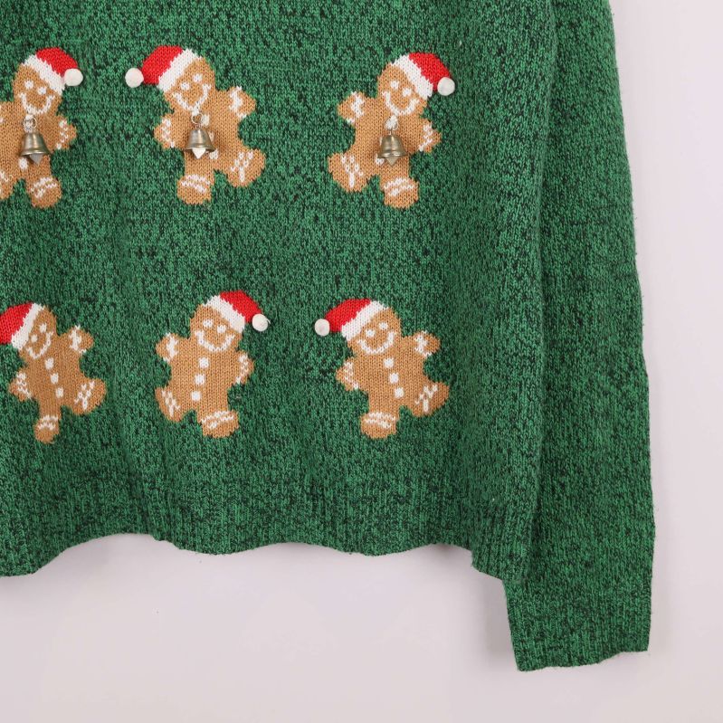 Höger nederdel på grön jultröja, pepparkaksgubbar syns