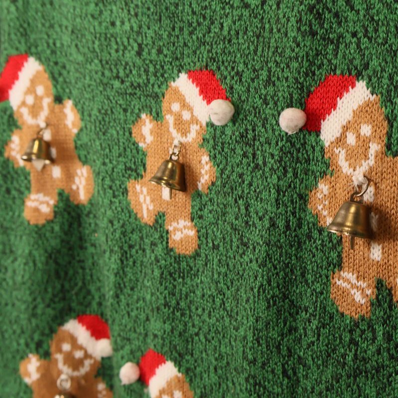 Närbild på pepparkakor med bjällror och tomteluva