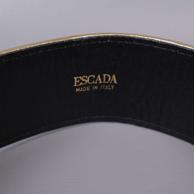 Insidan av bältet visar Escada Made in Italy