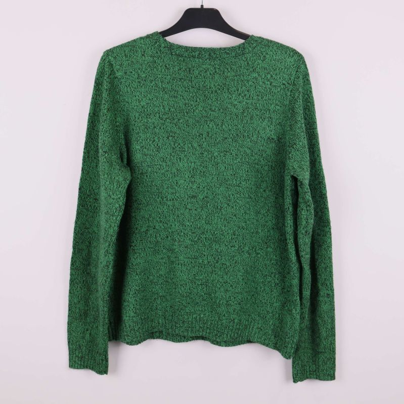 Baksidan av grön stickad jultröja 
