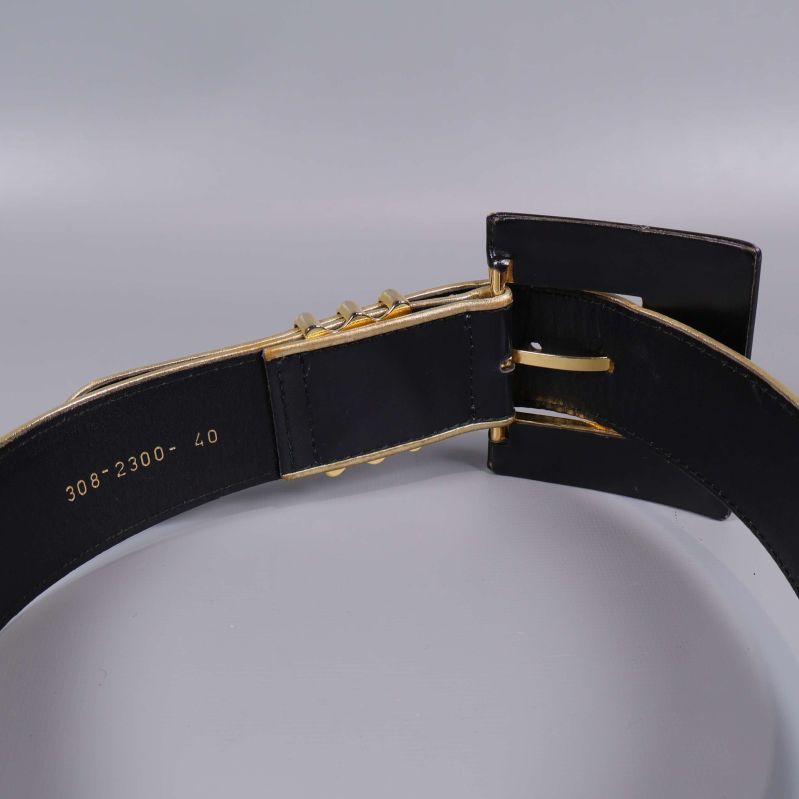 Baksidan av bältet med stor fyrkantig spänne synlig