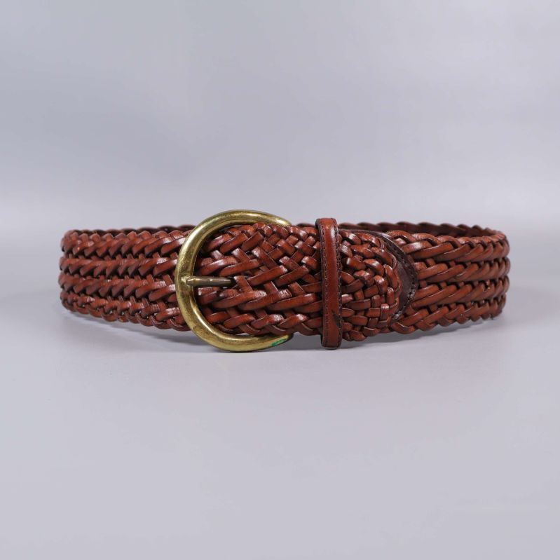 Brunt flätat bälte med mässingsspänne framifrån