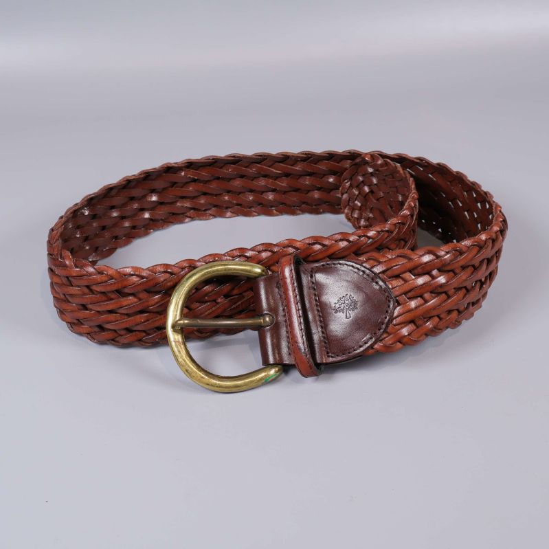 Brunt läderbälte i flätad design, liggande ringformat