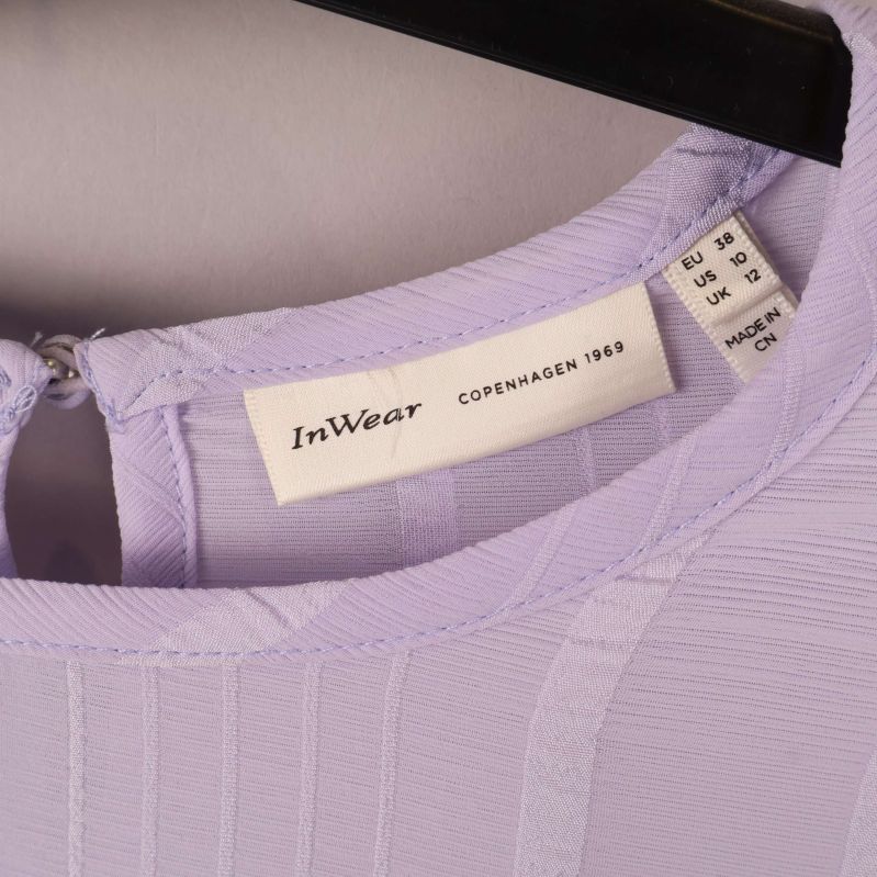 Randigt mönster och halsringning