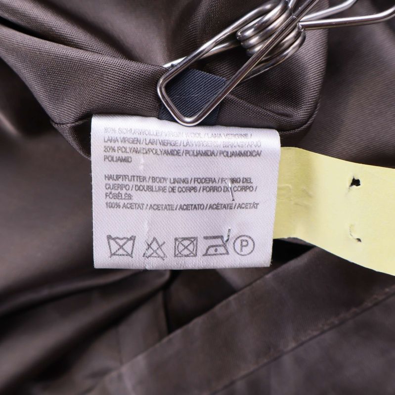 Ytterligare materiallapp i brunt foder med tvättsymboler