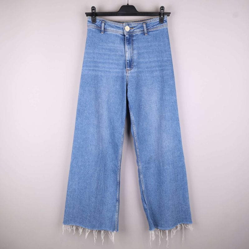 Jeans framsida med fransar