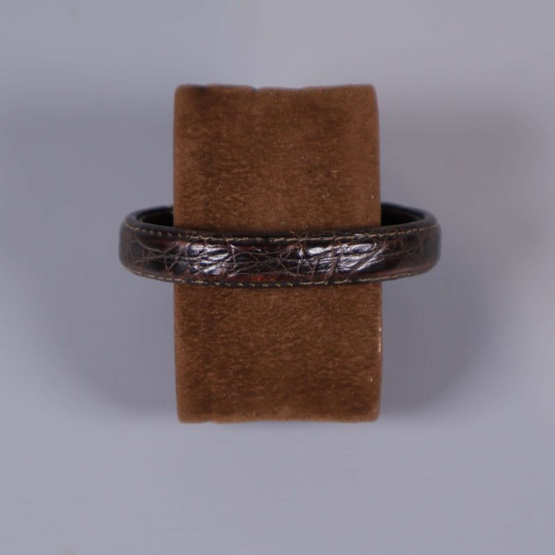 Baksidan av armbandet med brunt präglat band