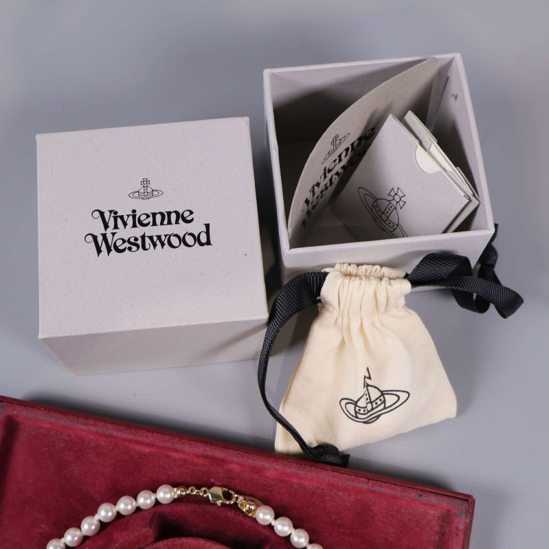 Förpackning med Vivienne Westwood logga och tygpåse