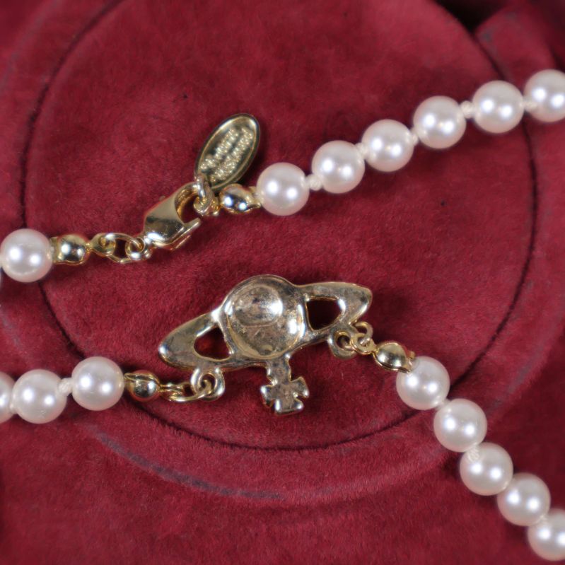 Närbild på låset med Vivienne Westwood emblem