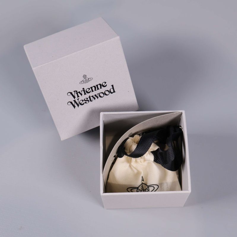 Stängd presentask med Vivienne Westwood halsband