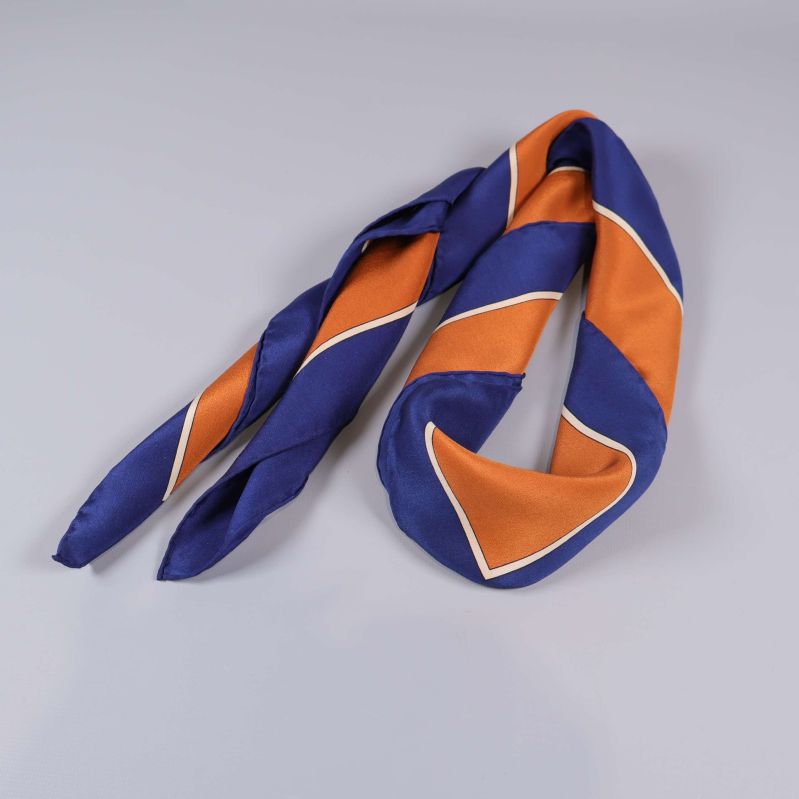 Bild på ihoprullad scarf