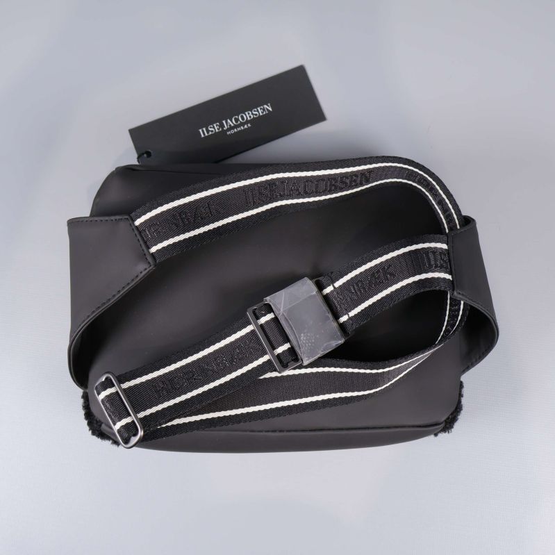 Justerbar svart axelrem med vita detaljer och logotyp