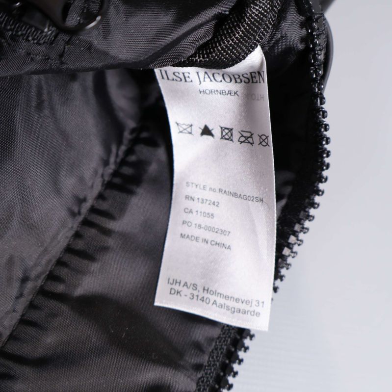 Material- och skötselrådsetikett från Ilse Jacobsen synlig i väskan