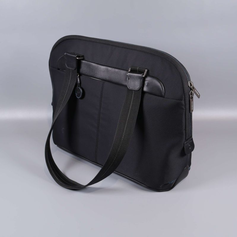 Svart datorväska med handtag 