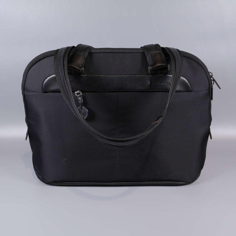 Datorväska i svart sett bakifrån med två handtag