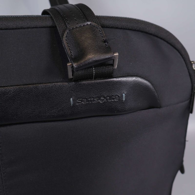 Närbild på väskans handtag och Samsonite-logga