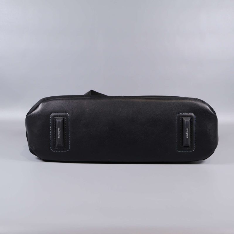 Väskans botten med förstärkta hörn och sömmar