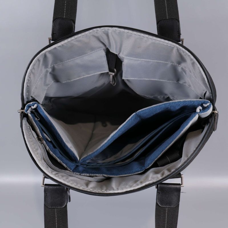 Interiör av väska med flera fack och foder