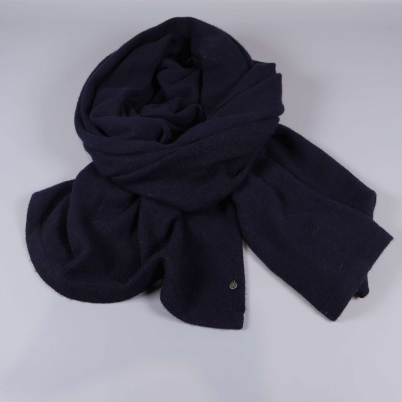 Mörkblå halsduk elegant draperad