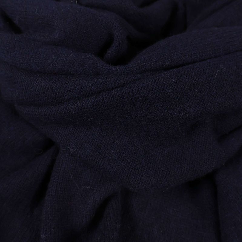 Närbild på strukturen i mörkblå trikå