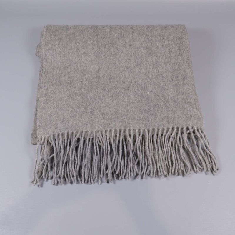 Grå sjal vikt och med fransar framtill