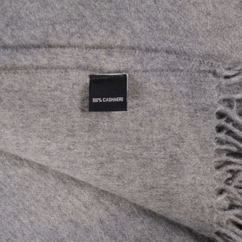 Närbild av etikett med texten 100% cashmere