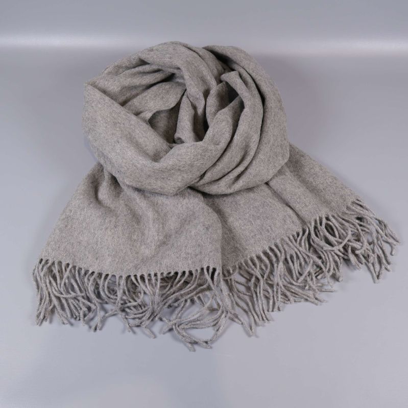 Grå cashmeresjal med fransar hoprullad