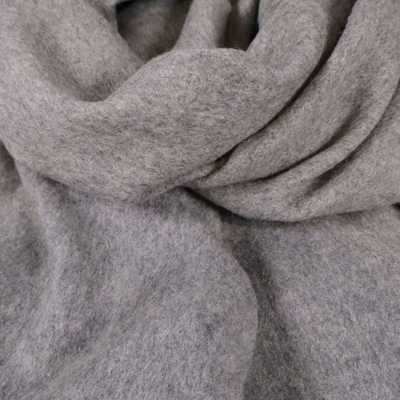 Detaljbild på cashmeresjalens yta och färg