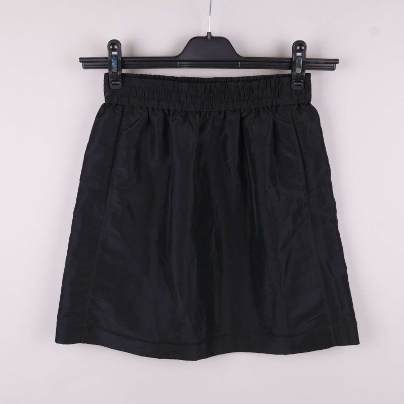 Svart kjol med resårmidja