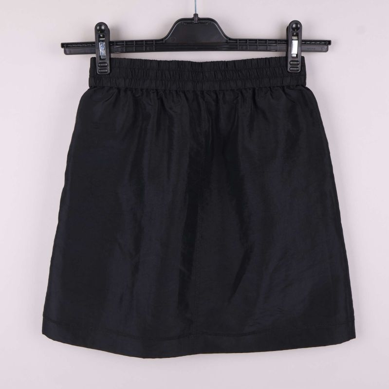 Baksidan av svart kjol