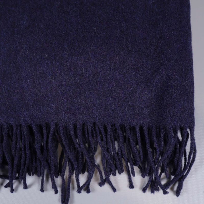 Närbild på blå halsduk med extra fokus på fransarna