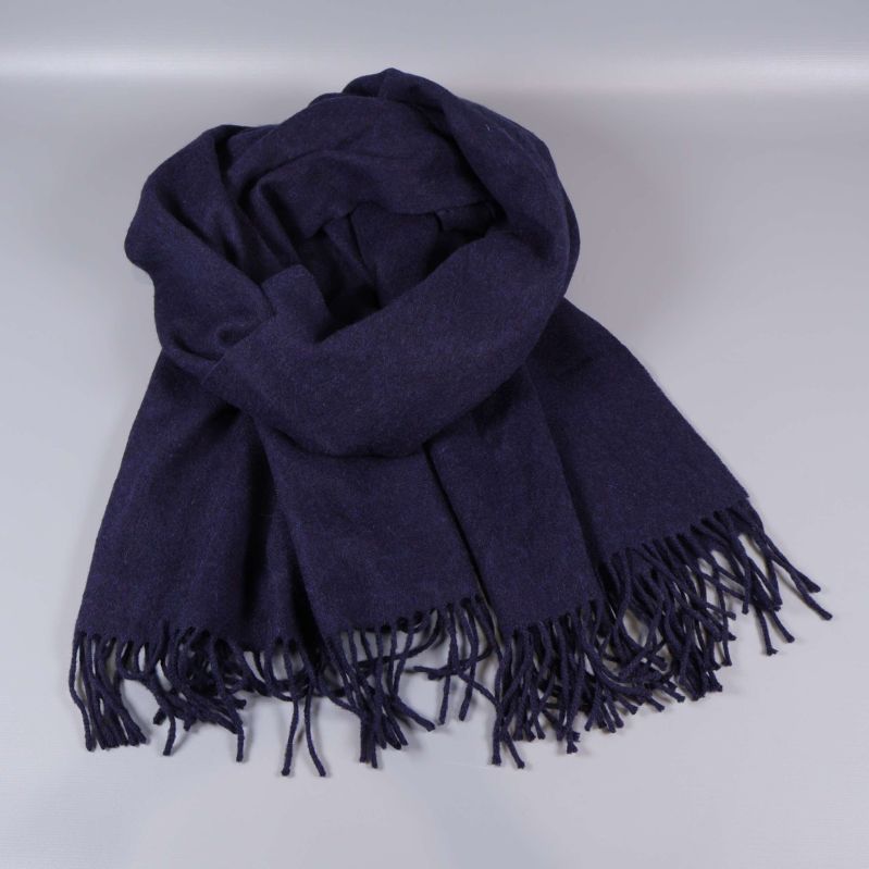 Blå halsduk upplagd med synliga fransar