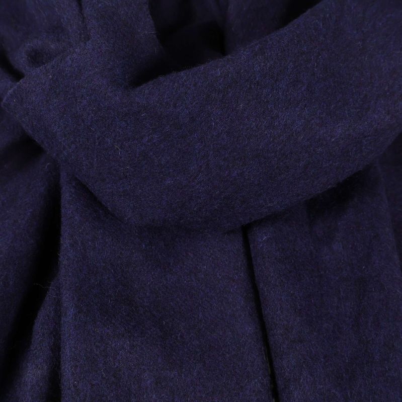 Närbild på halsdukens mörkblå tygstruktur