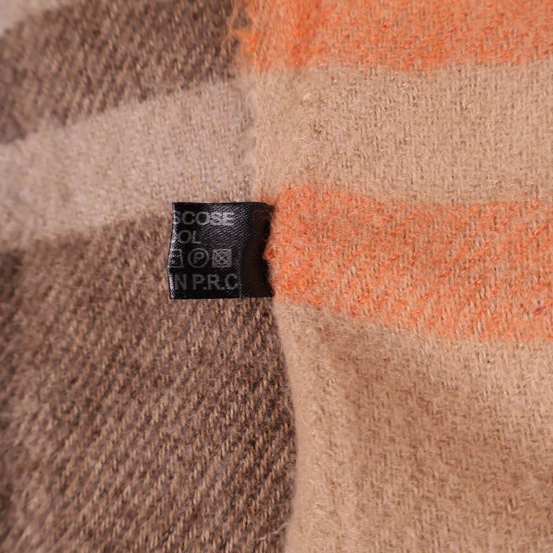 Materialetikett med viskos och ull på halsduk