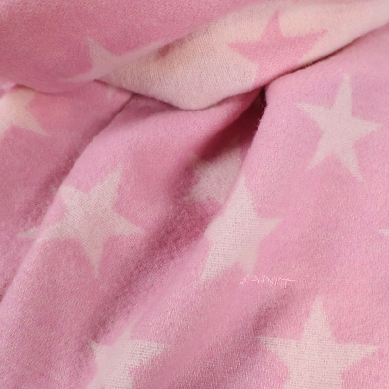 Närbild på material och mönster i halsduken