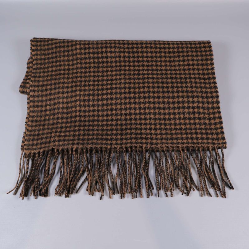 Hopvikt halsduk med brunt hundtandsmönster och fransar