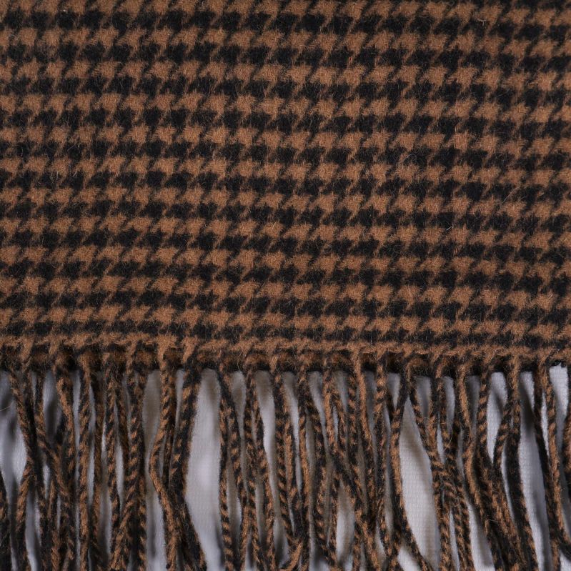 Närbild på fransar och mönster på halsduk