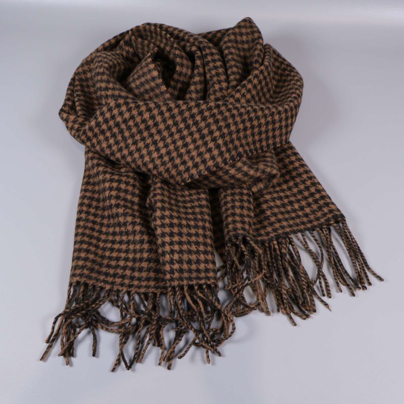 Uppfluffad halsduk i brunt hundtandsmönster med fransar