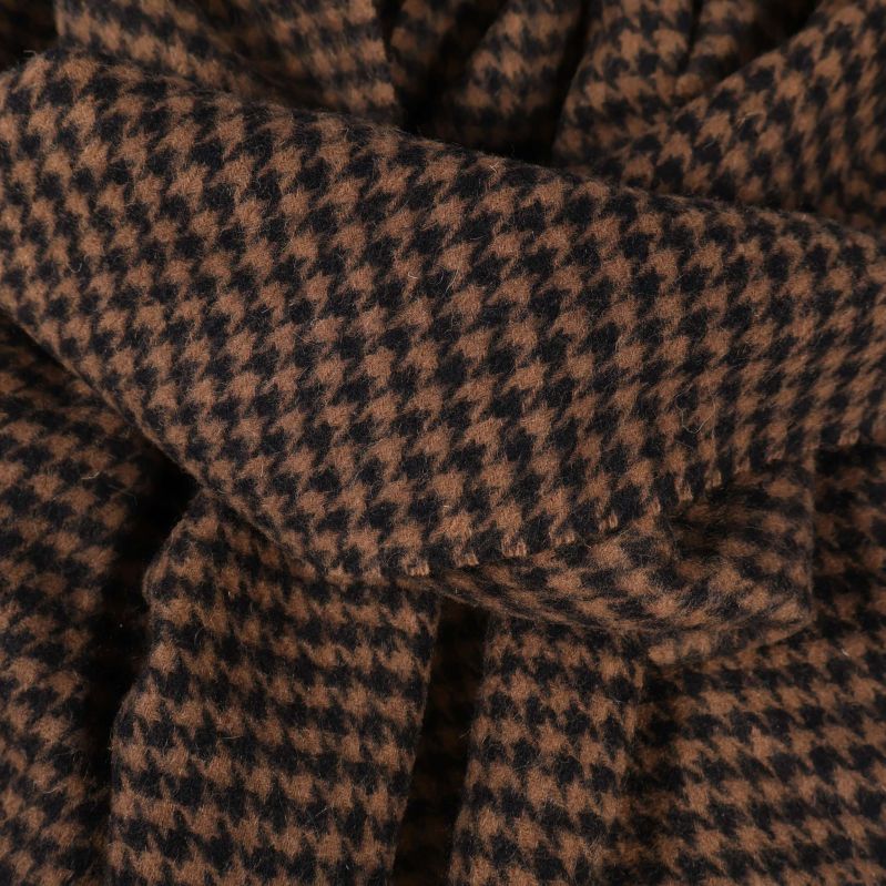 Närbild på hundtandsmönstret i bruna färgtoner