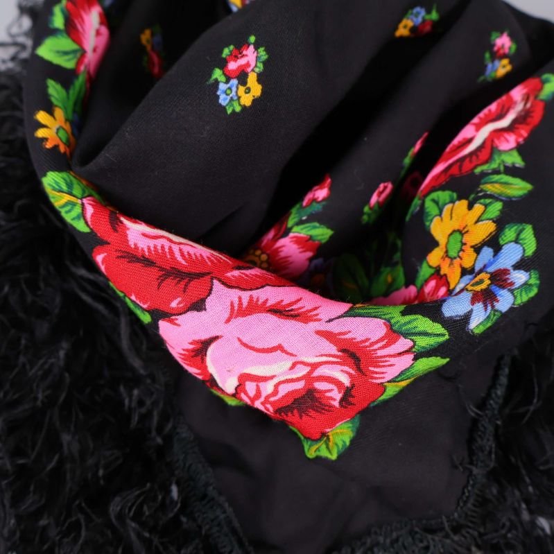 Närbild av sjalens blomstertryck och tygtextur