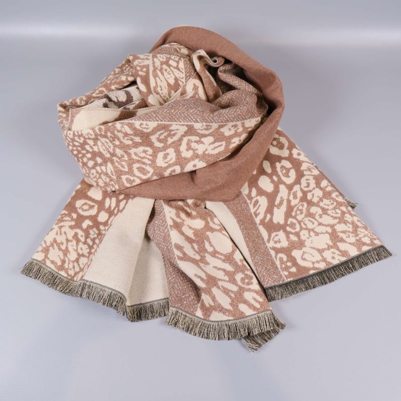Utlagd halsduk med djurmönster och inslag av fransar